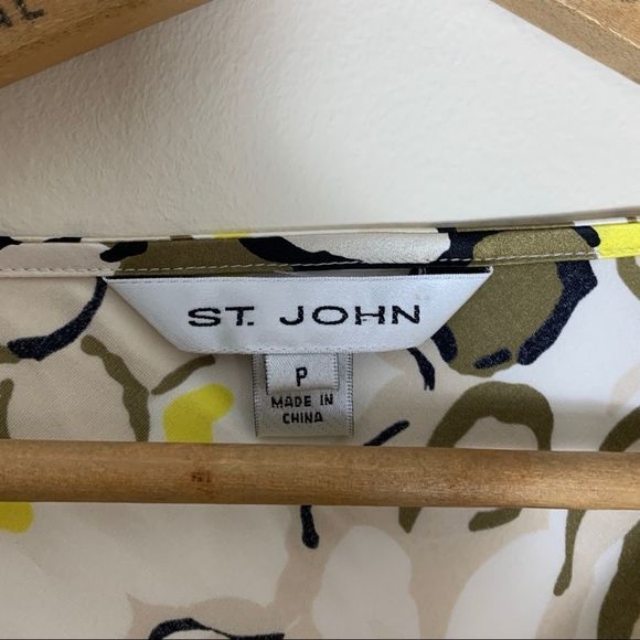 💋 CLEARANCE Lovely St. John designer blouse top. - Picture 3 of 4